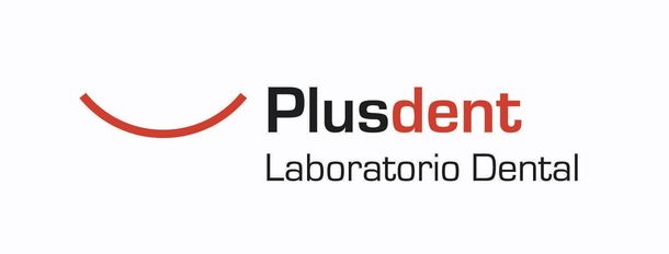 Logotipo para el laboratorio dental Plusdent, con una sonrisa roja encima del nombre de la empresa.