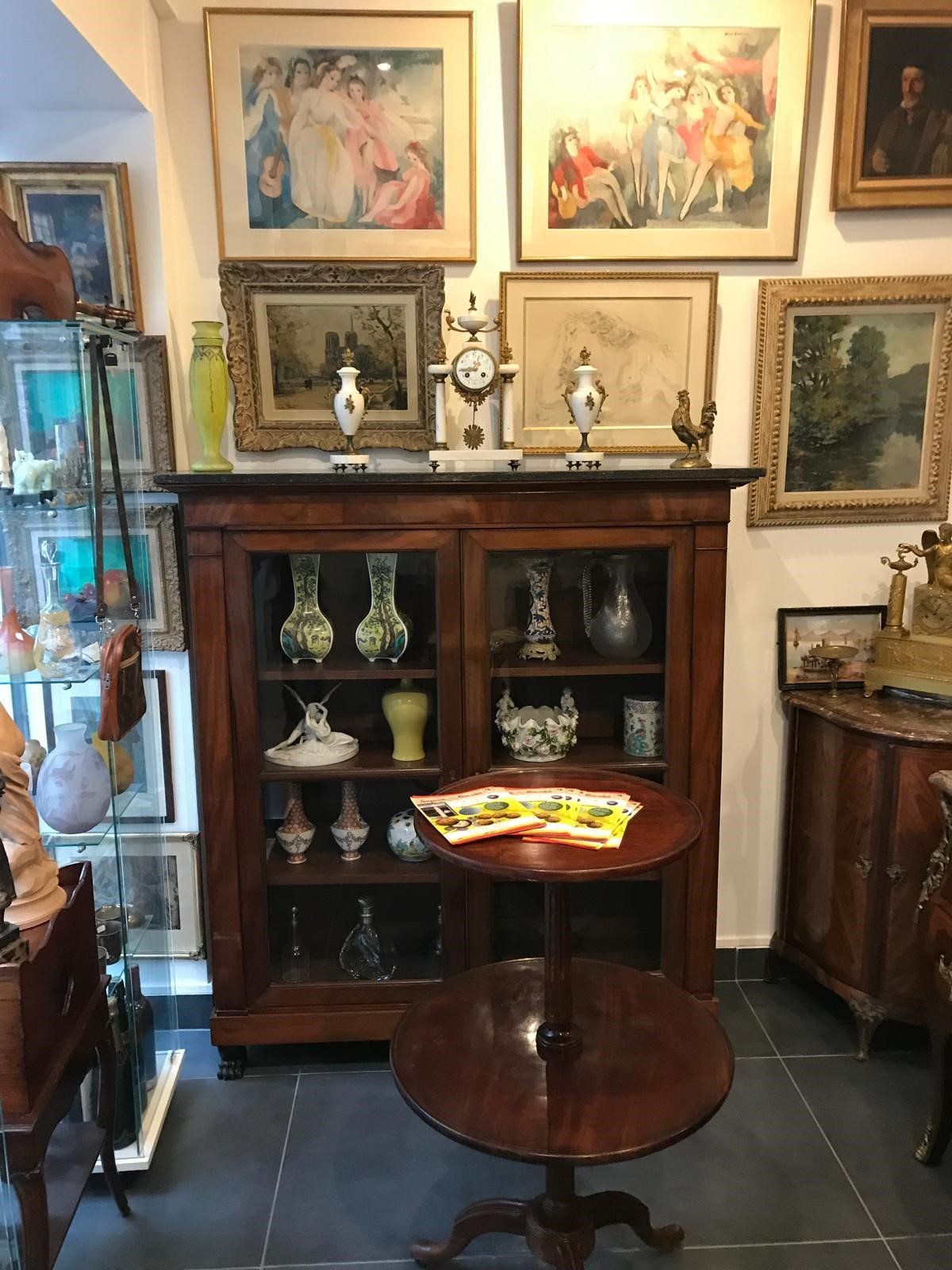 Antiquités : tableaux et commode