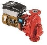 Una bomba de agua roja con un controlador conectado a ella sobre un fondo blanco.