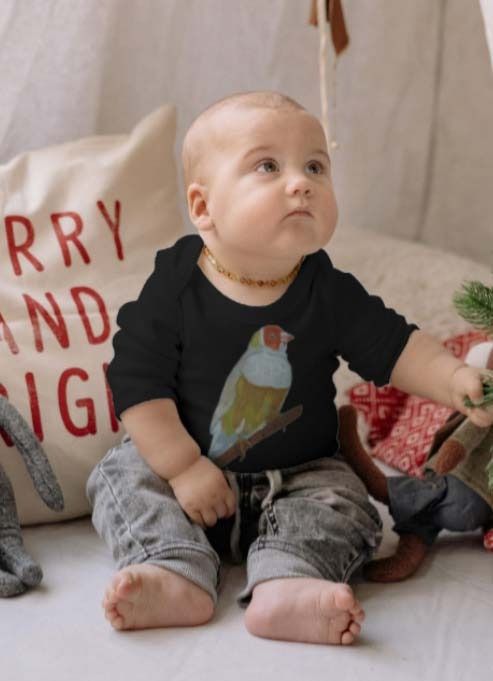 Un bebé que lleva una camiseta negra con un pájaro.