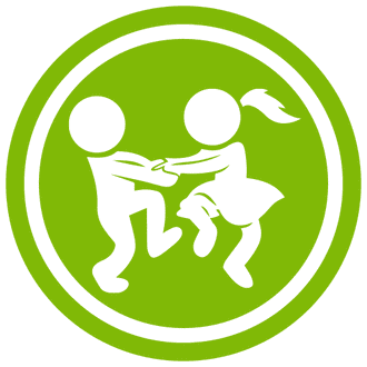 Un niño y una niña están jugando en un círculo verde.