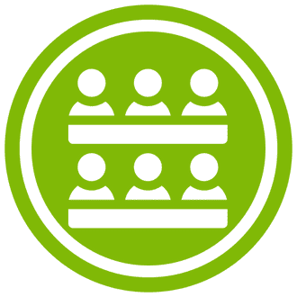 Un grupo de personas está sentado en una mesa en un círculo verde.