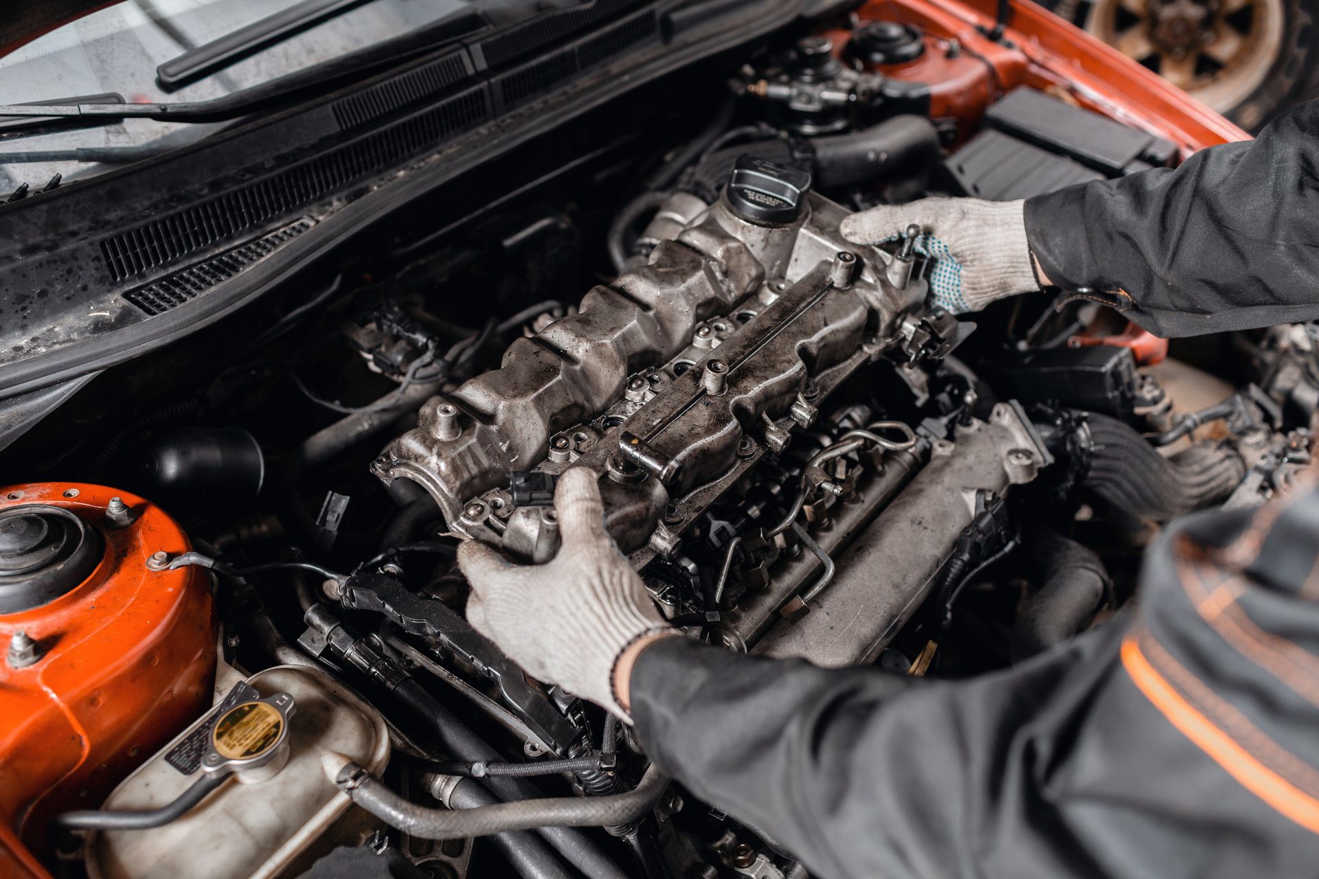 Un mecánico está trabajando en el motor de un coche.