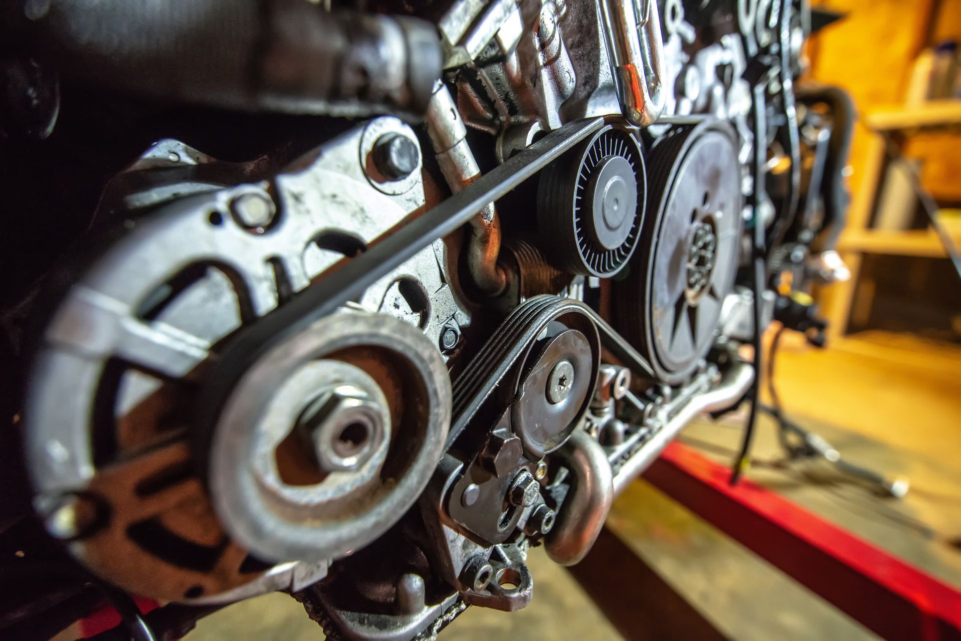Un primer plano de un motor de automóvil con una correa colocada.