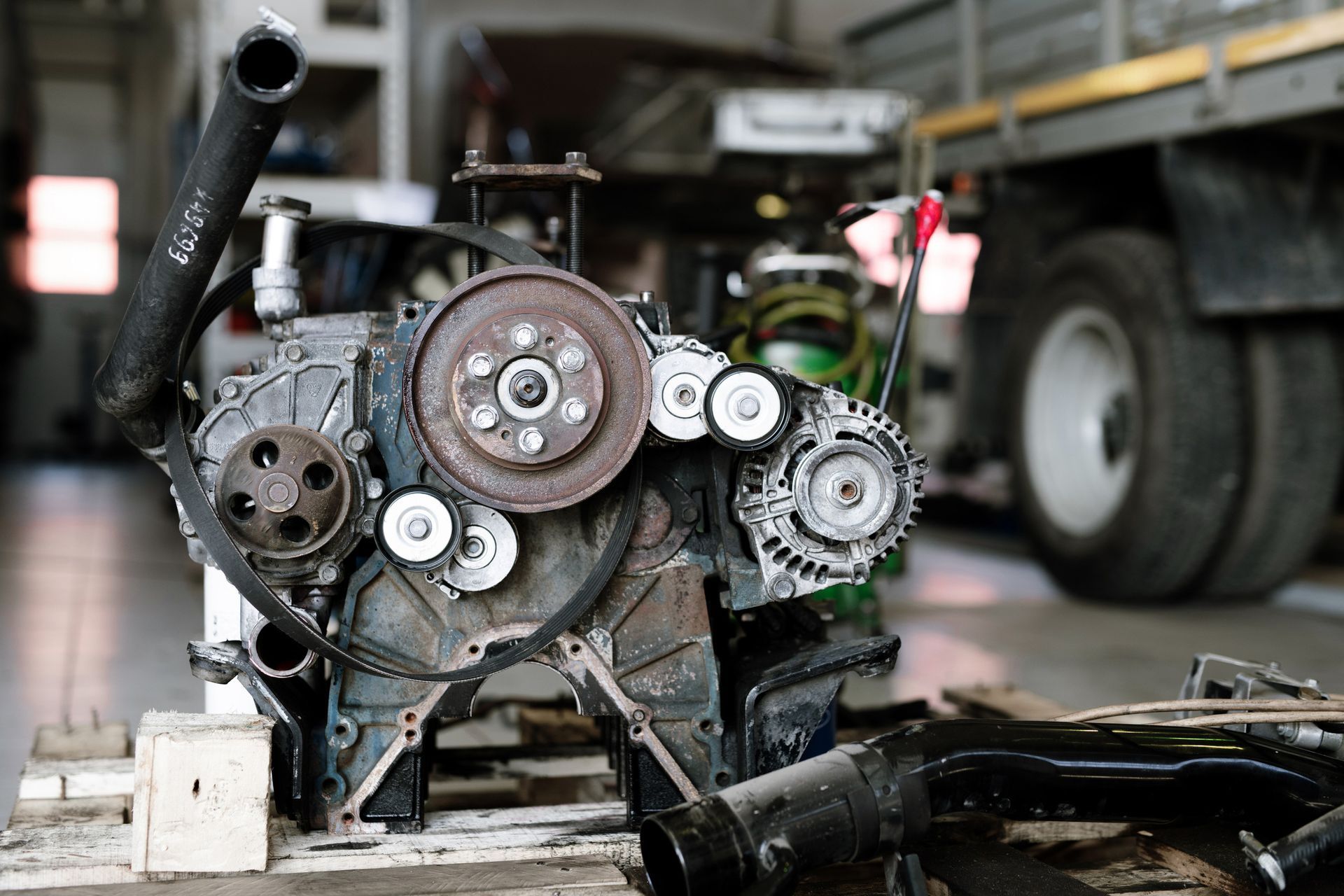 Un primer plano de un motor de coche en un garaje.