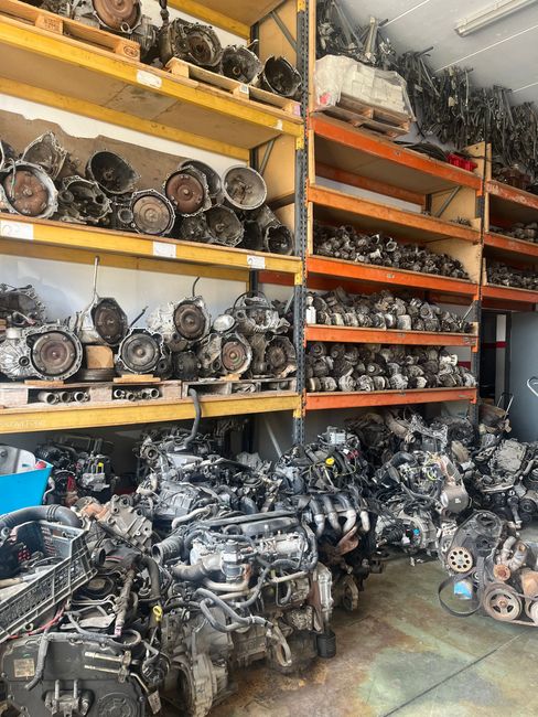 Un almacén lleno de muchos motores y cajas de cambios.
