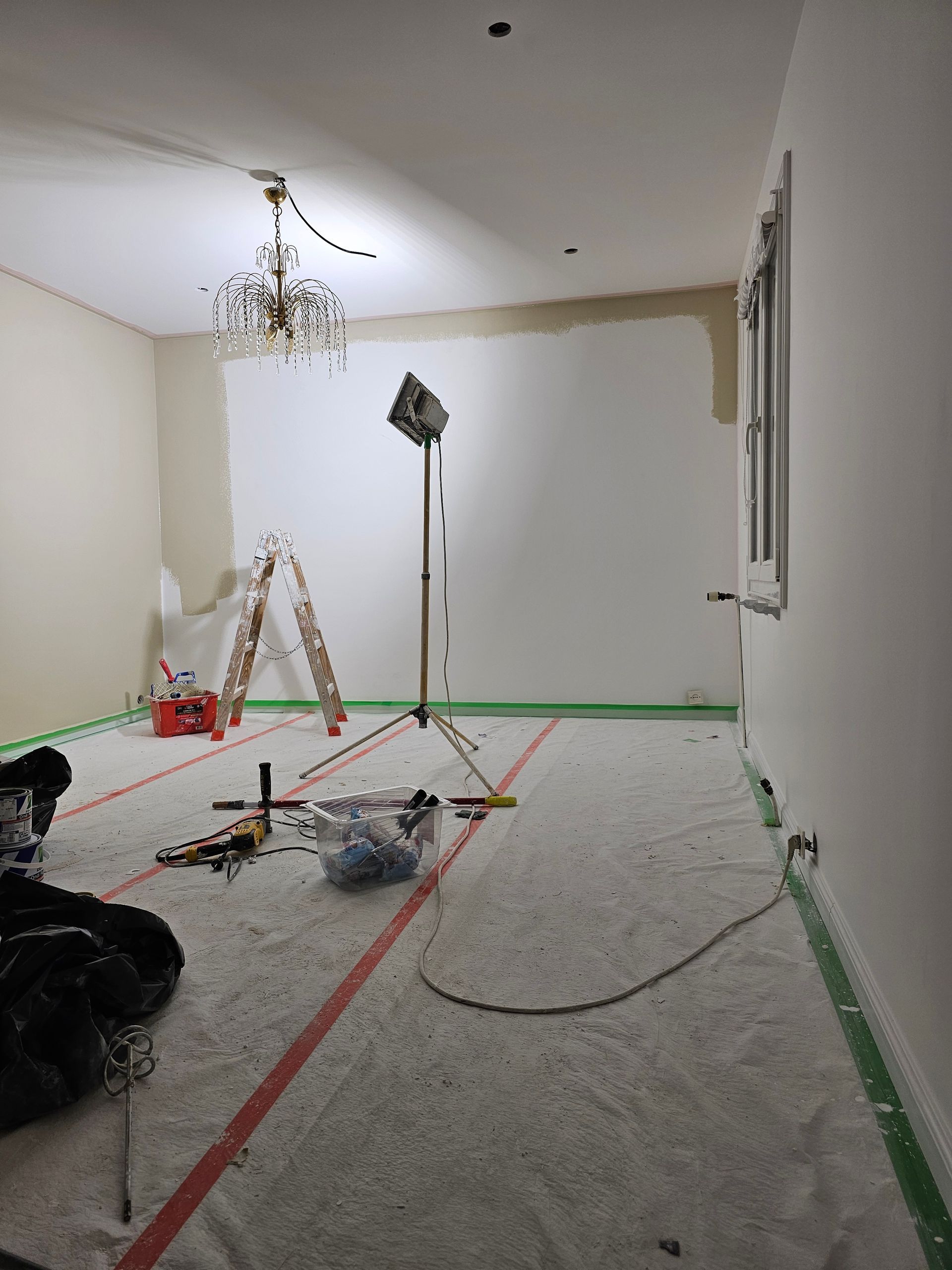 Pièce avec deux murs qui commencent à être repeinte de couleur taupe