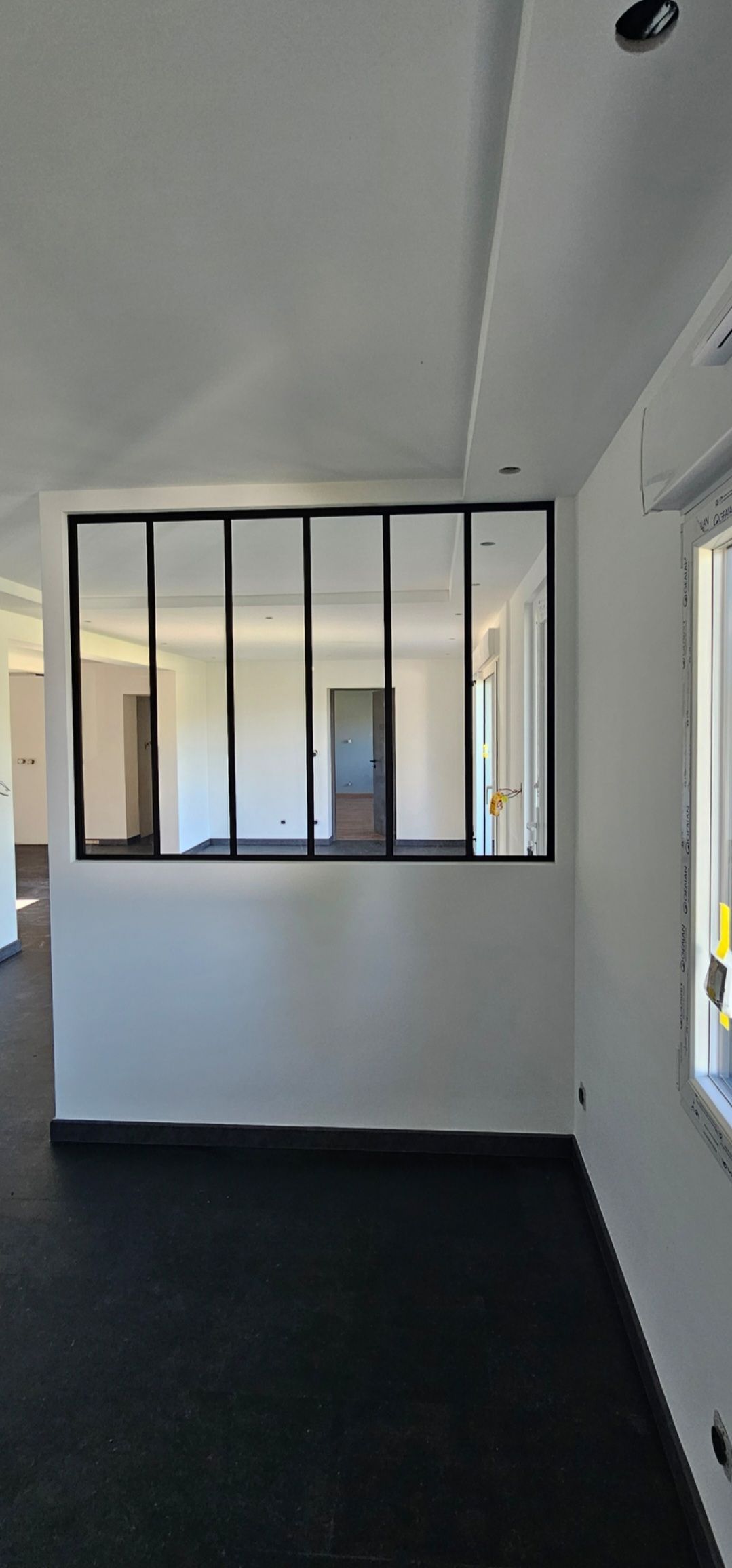 Maison neuve avec une verrière séparant deux pièces