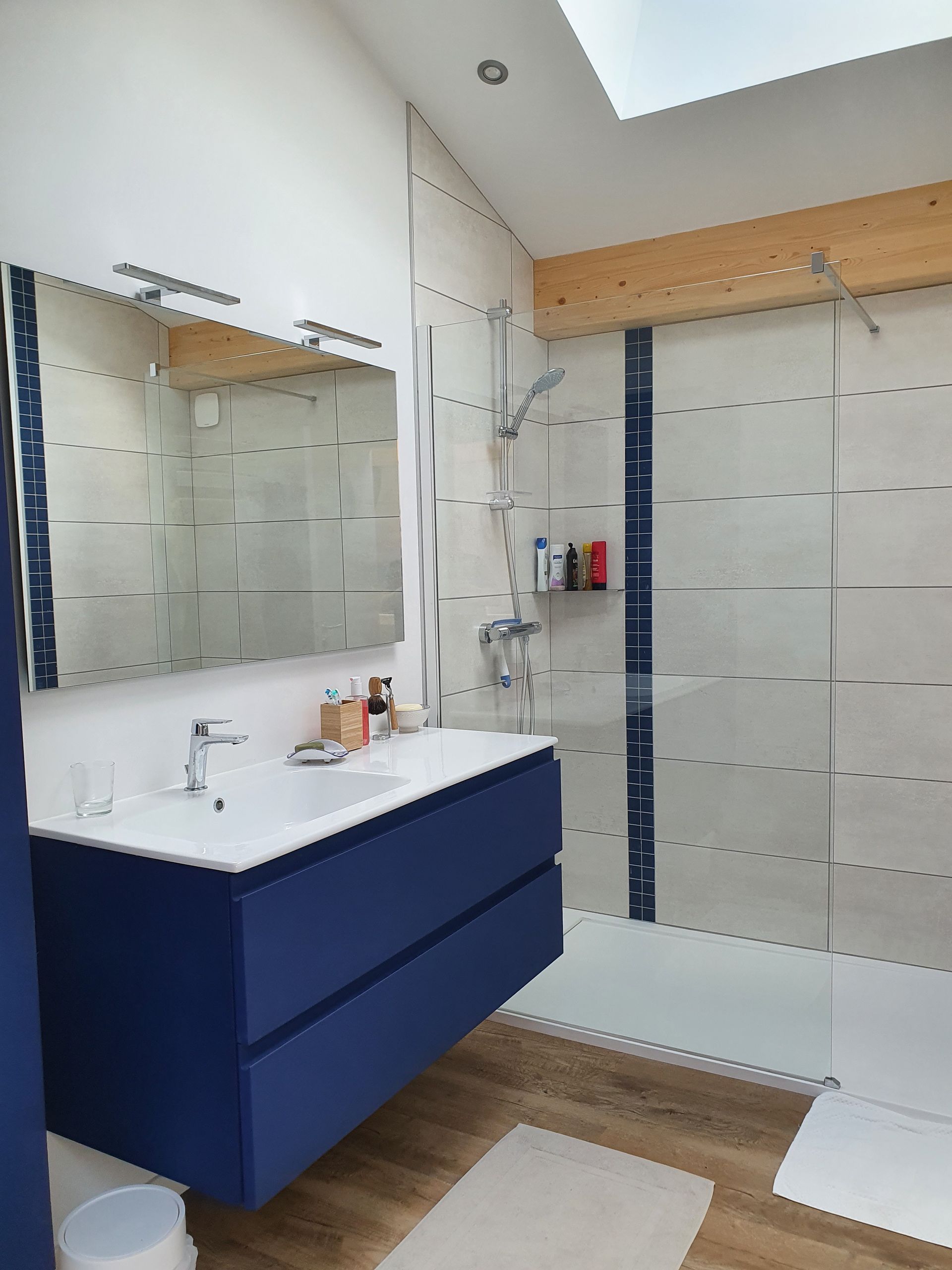 Salle d'eau avec douche accessible