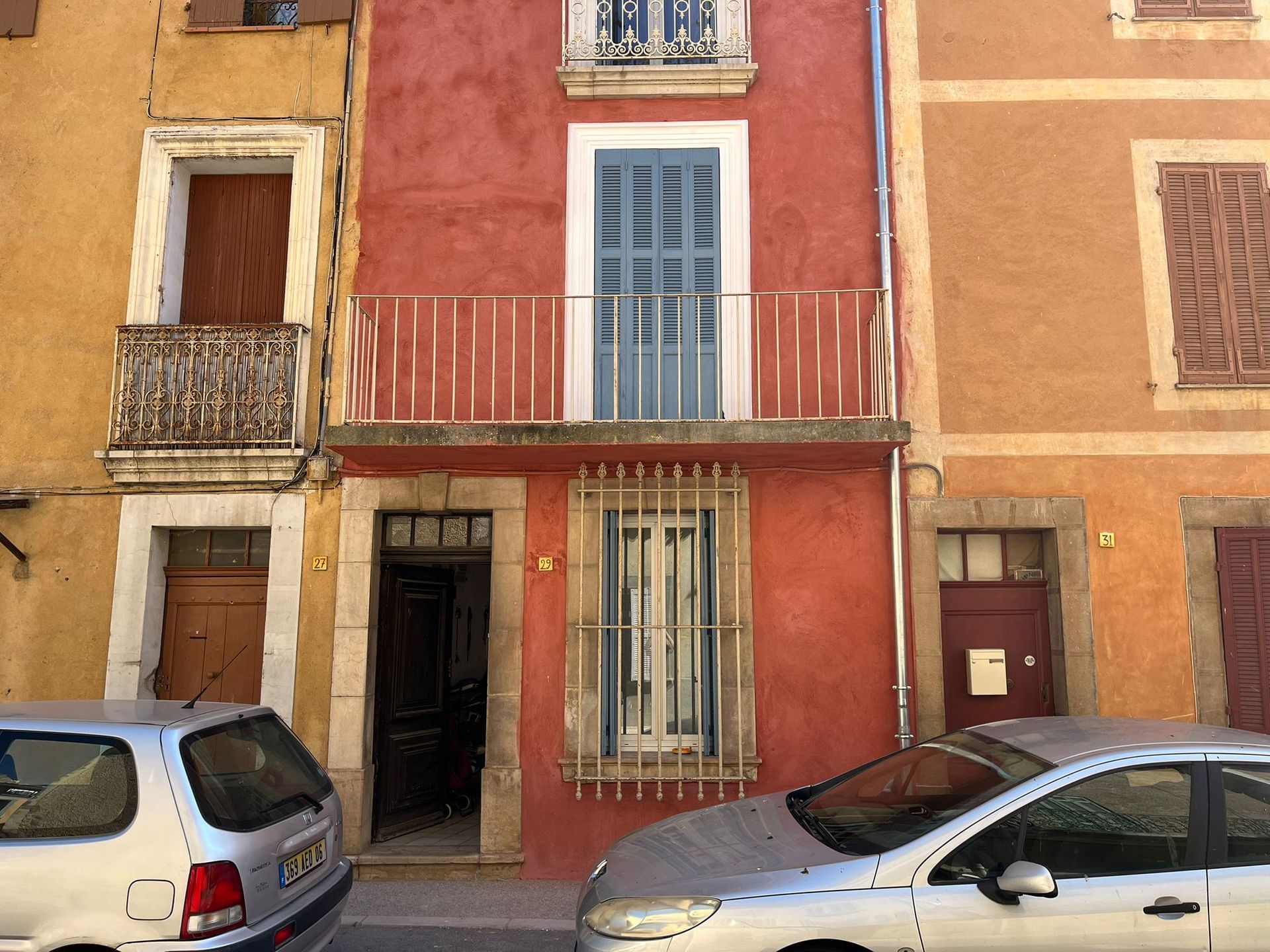 Façade extérieure en enduit rouge