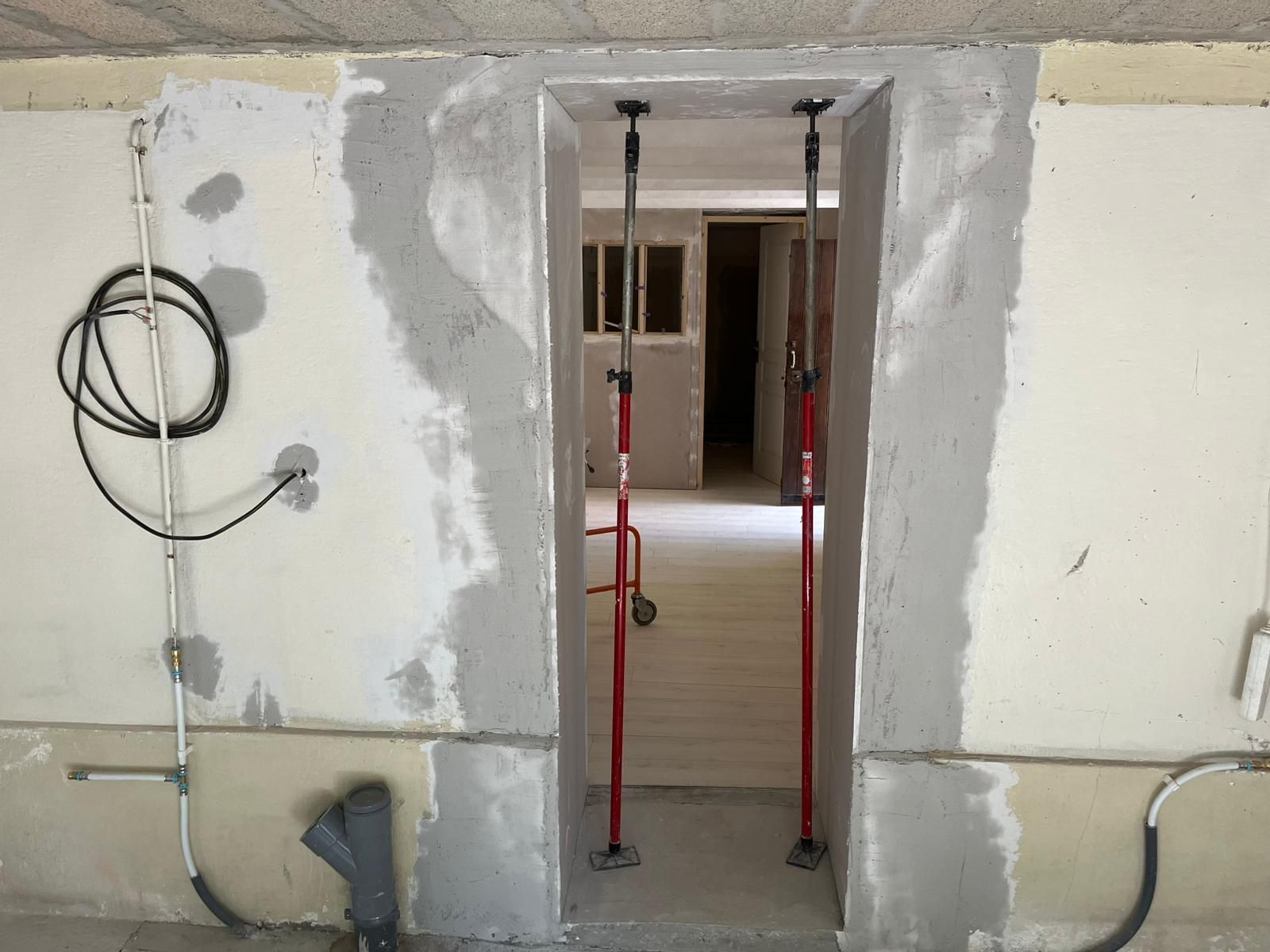 Deux barres tenant le plafond suite à une ouverture sur mur porteur