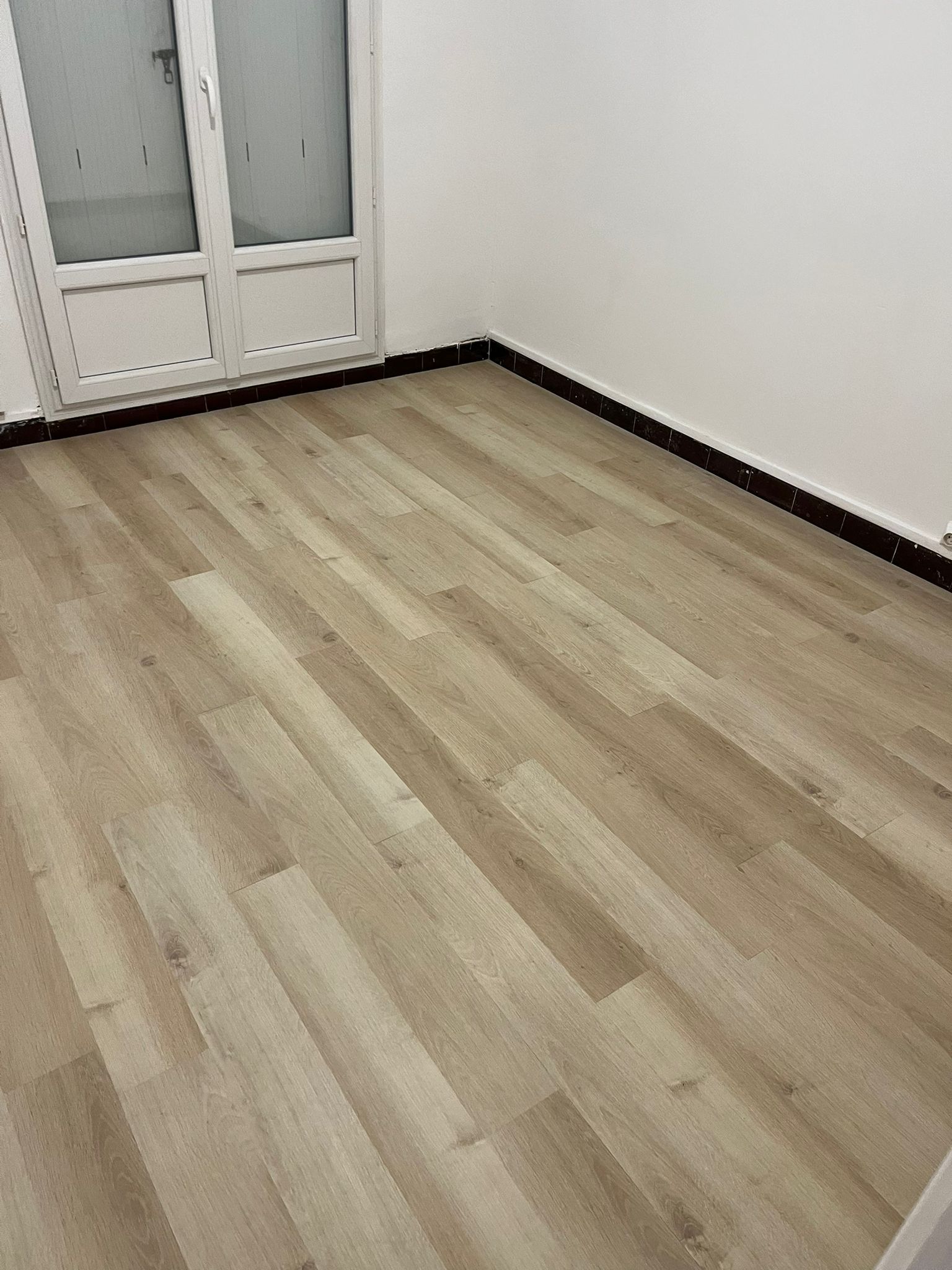 Pièce avec sol en parquet