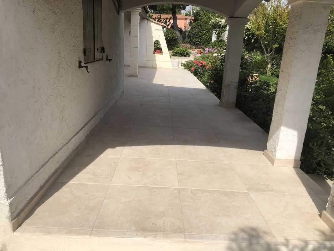 Terrasse en carrelage donnant sur jardin