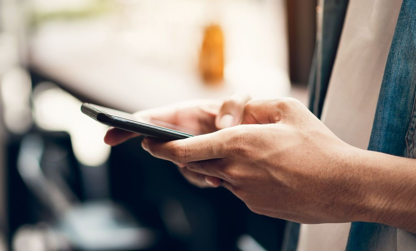 Mains d'homme tenant un téléphone