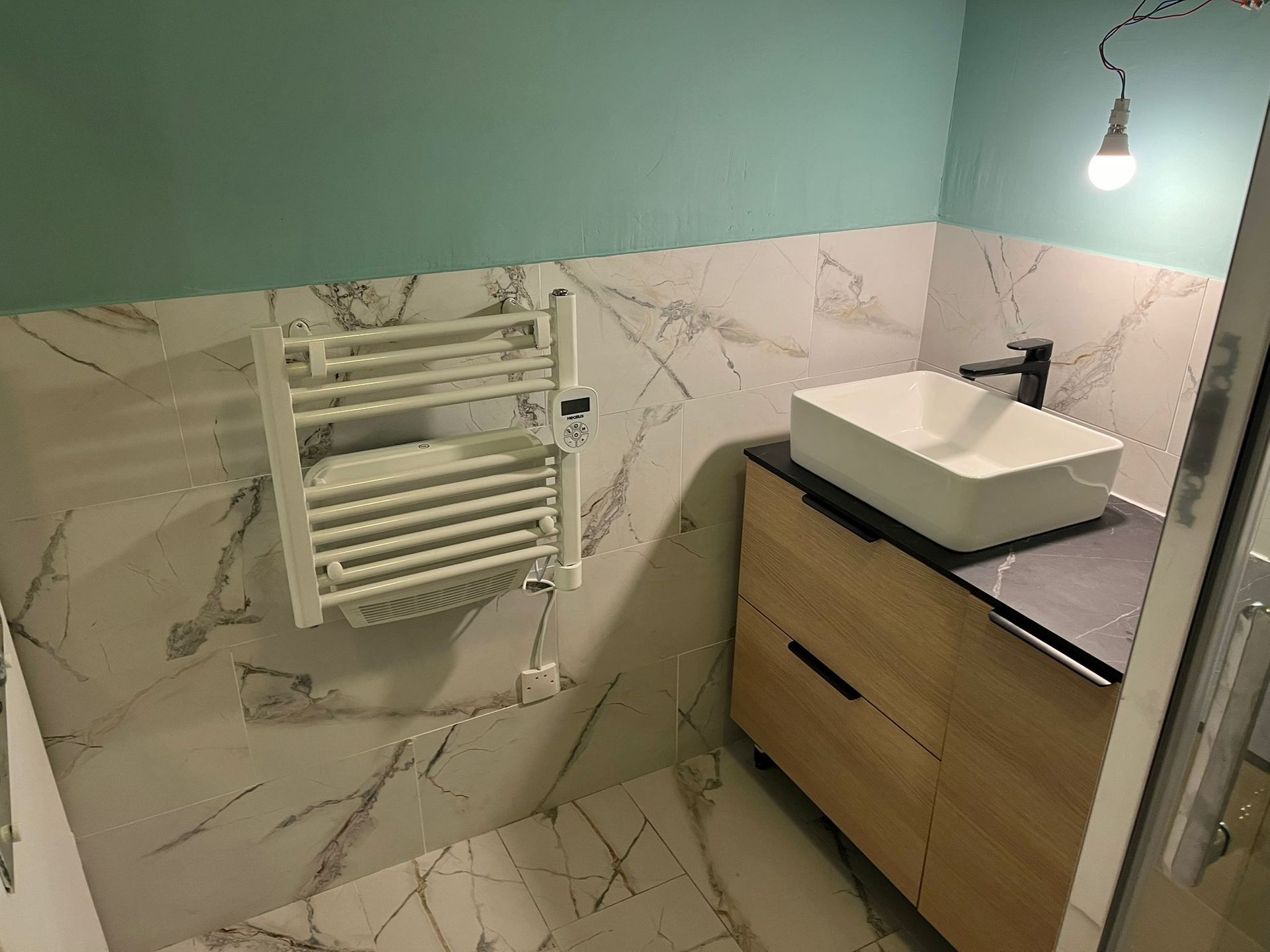 Meuble vasque de salle de bains en bois et carrelage marbré