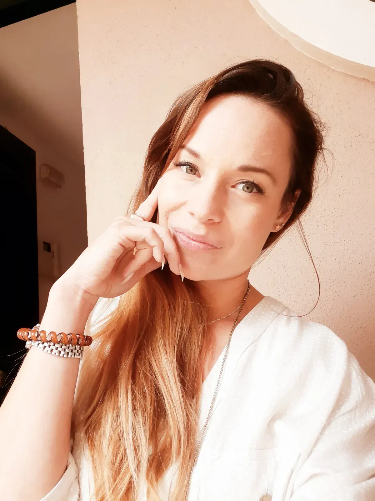 Dos personas en un escritorio revisando papeles. Una señala con un bolígrafo, la otra hace gestos.