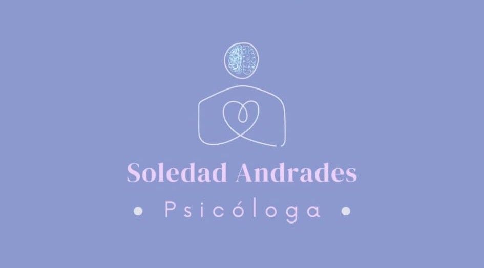 Un logotipo de color lila claro con el dibujo lineal blanco de una persona, que dice "Soledad Andrades".