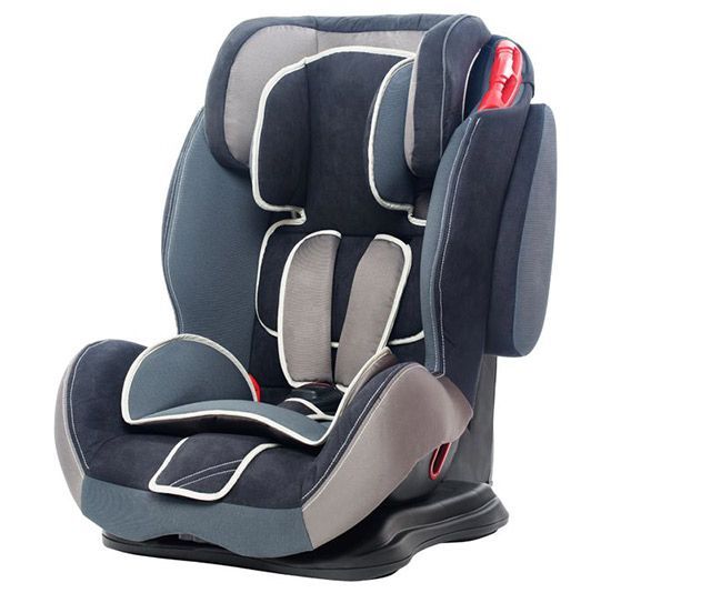 Silla de coche infantil negra y gris con reposacabezas acolchado y protección contra impactos laterales.