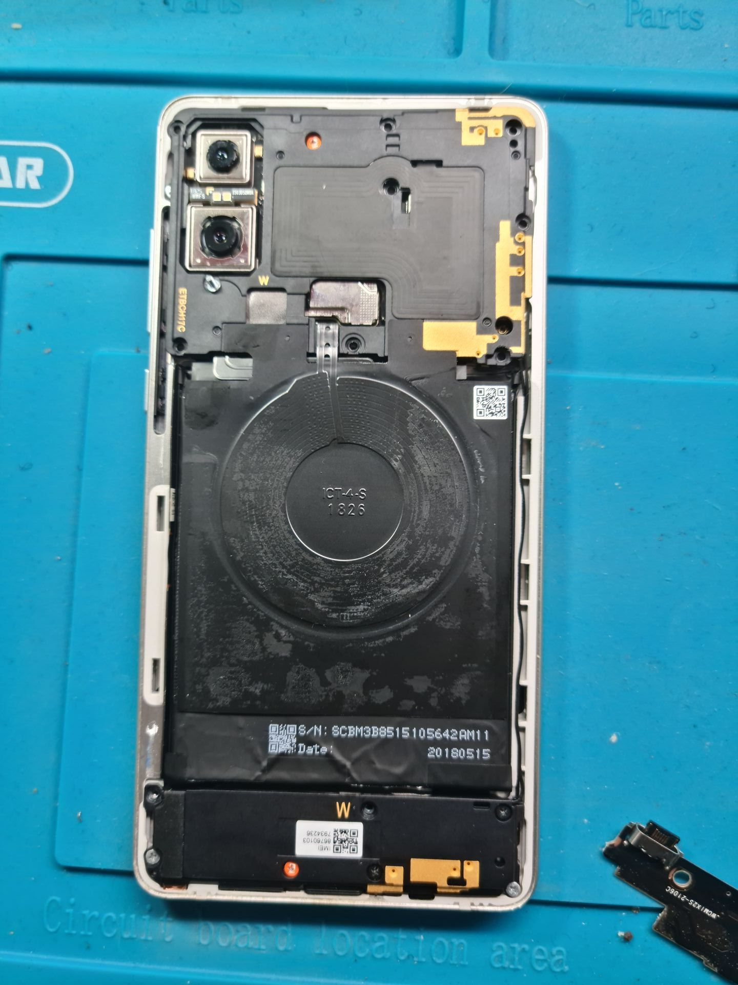Se muestra la parte trasera de un teléfono con la cámara quitada.