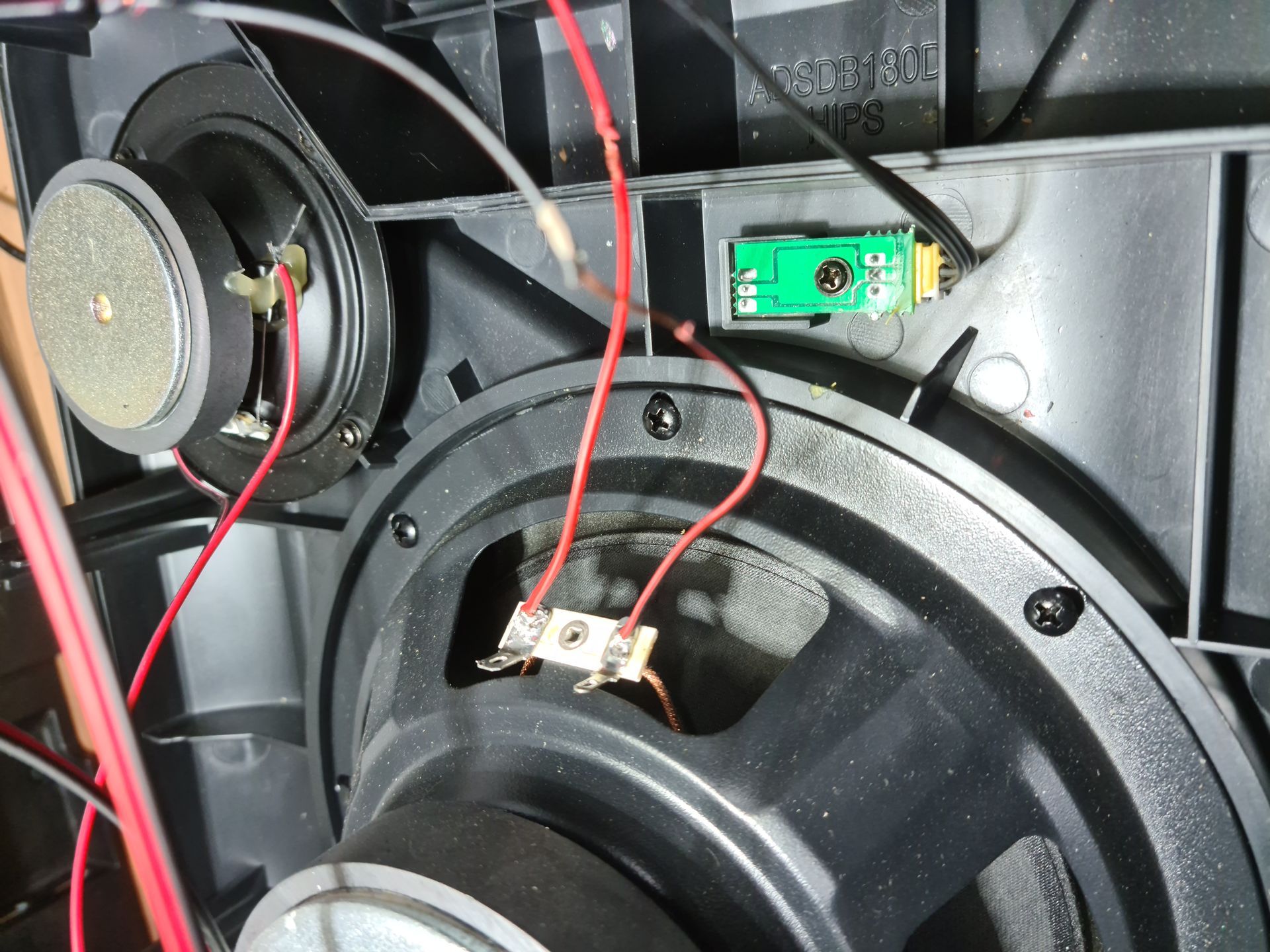 Un primer plano de un altavoz con cables saliendo de él.