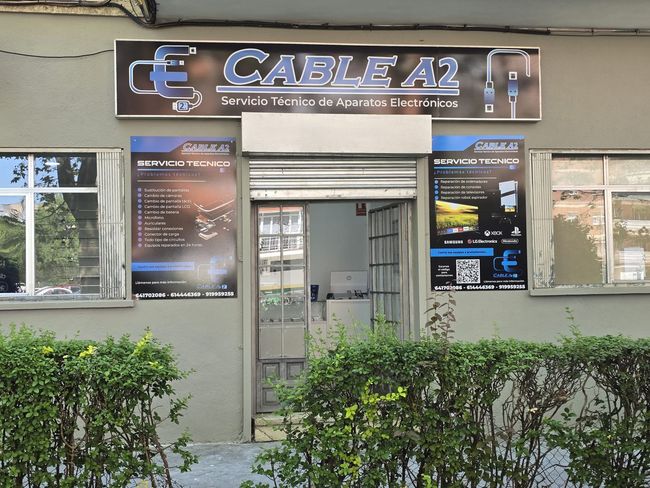 Un edificio con un cartel que dice cable a2