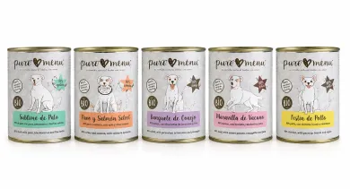 Tres juguetes masticables con forma de hueso para perros en color tostado y marrón sobre una superficie de madera.