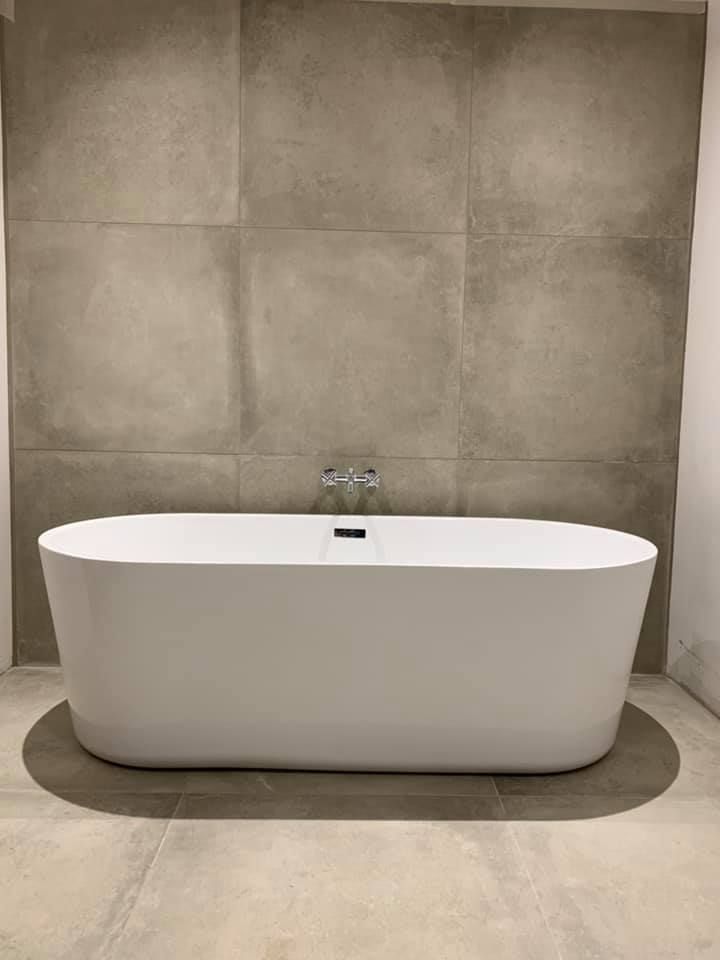 Installation d'une baignoire ovale blanche dans le département du Loiret