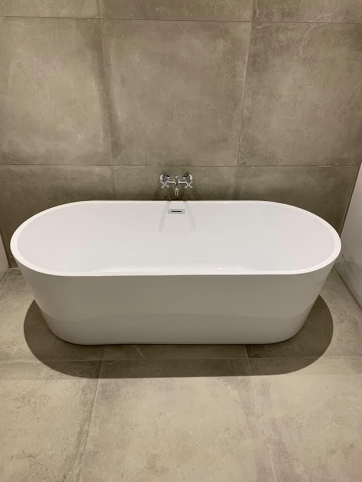 Installation d'une baignoire moderne blanche dans le Loiret