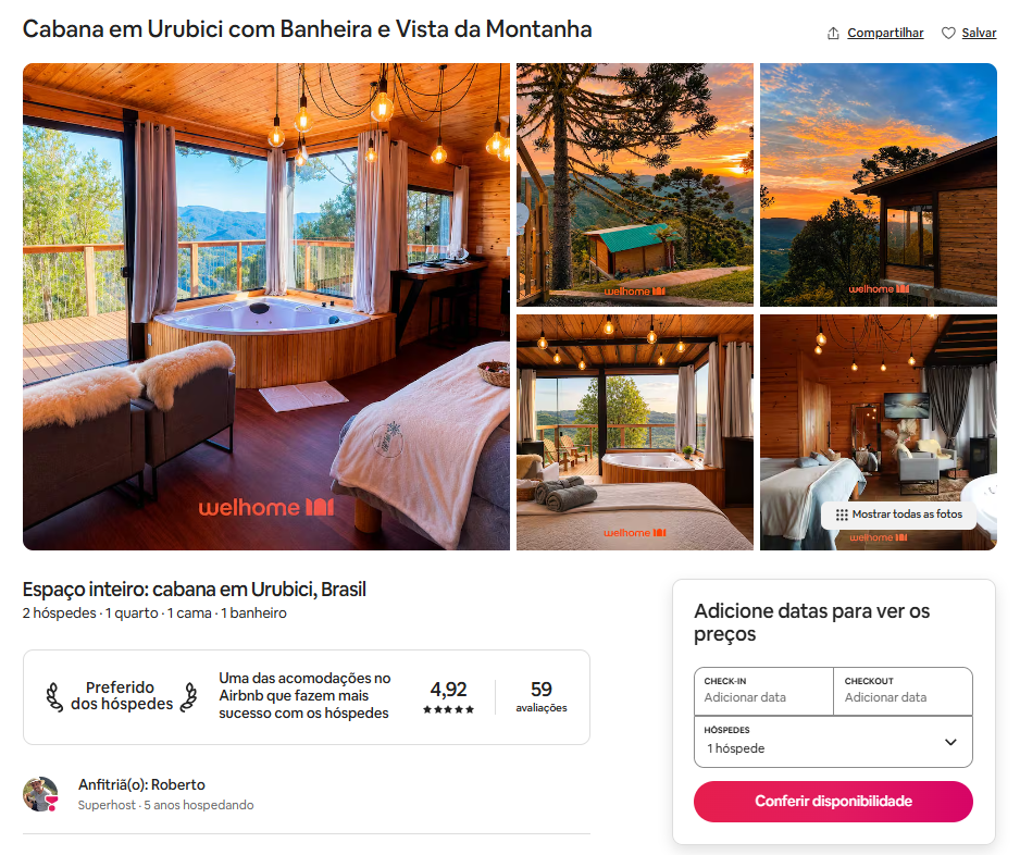 Cabana de madeira com vista para as montanhas e o pôr do sol, exibida em um anúncio de hospedagem online.