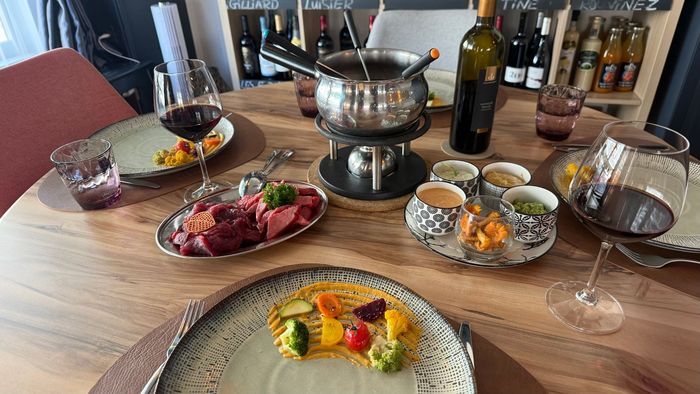 quelqu'un sert du vin