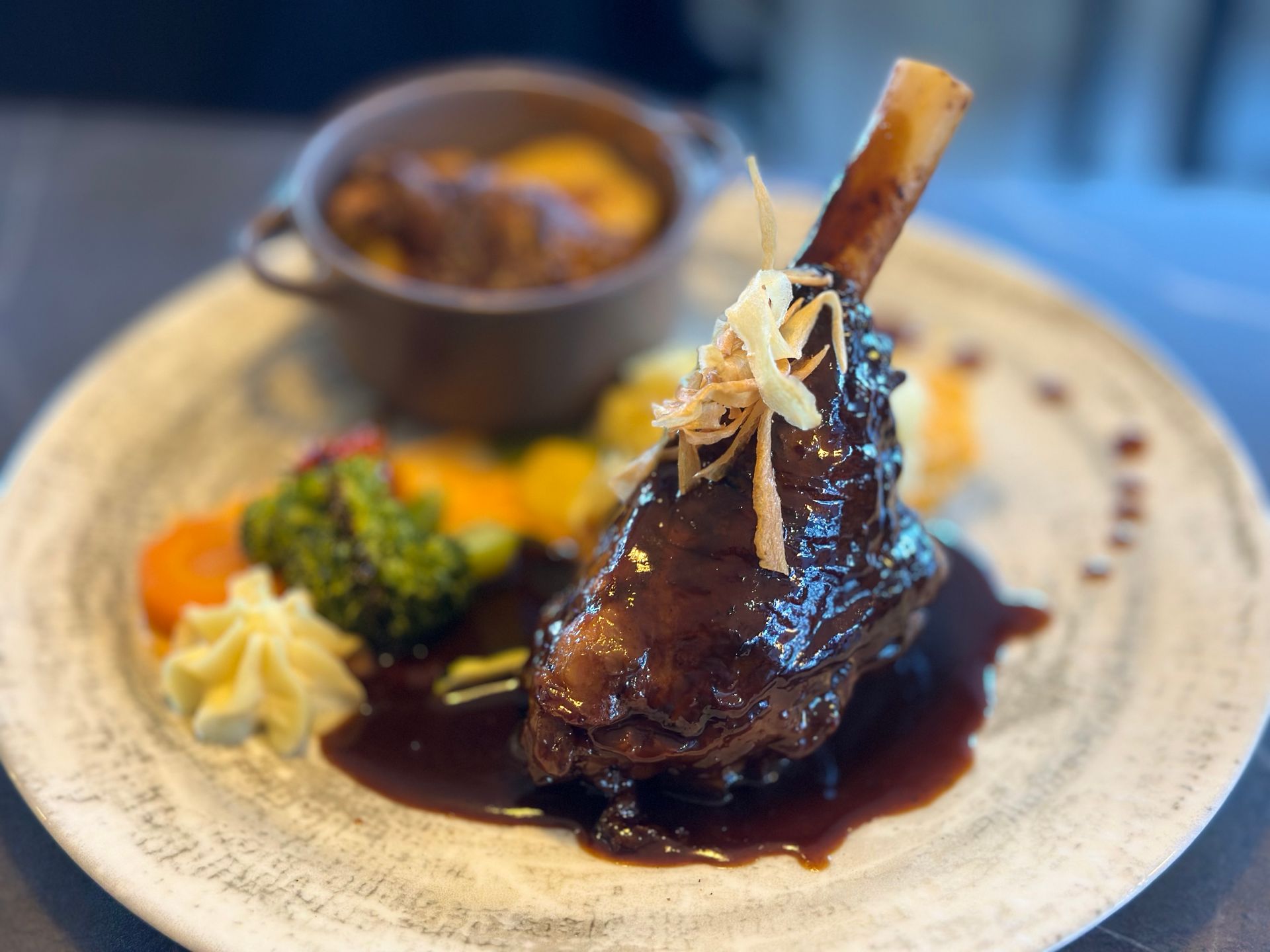 quelqu'un sert du vin