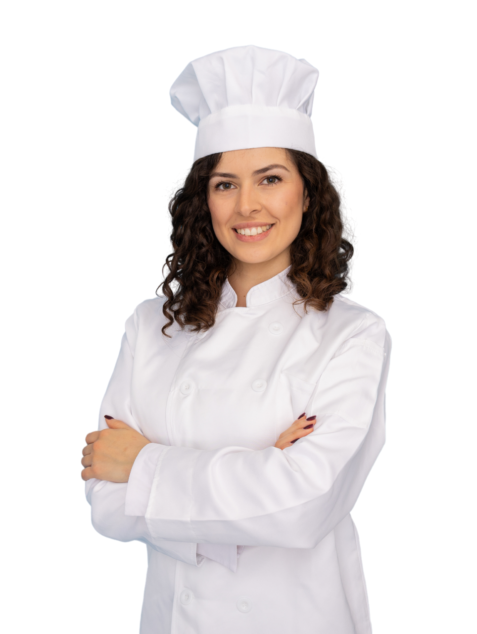 Femme en uniforme de chef, les bras croisés, souriante, portant une toque.