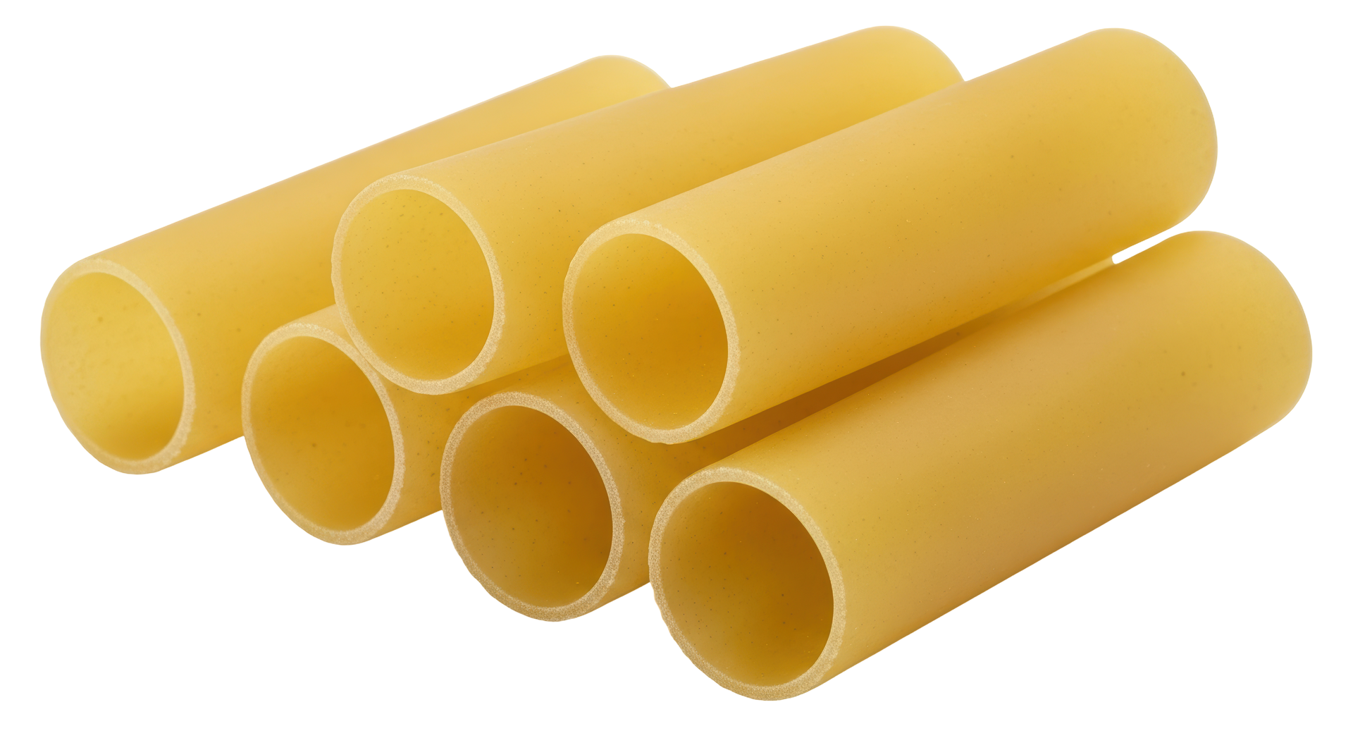 Des morceaux de pâtes cannelloni cylindriques jaunes empilés les uns sur les autres.