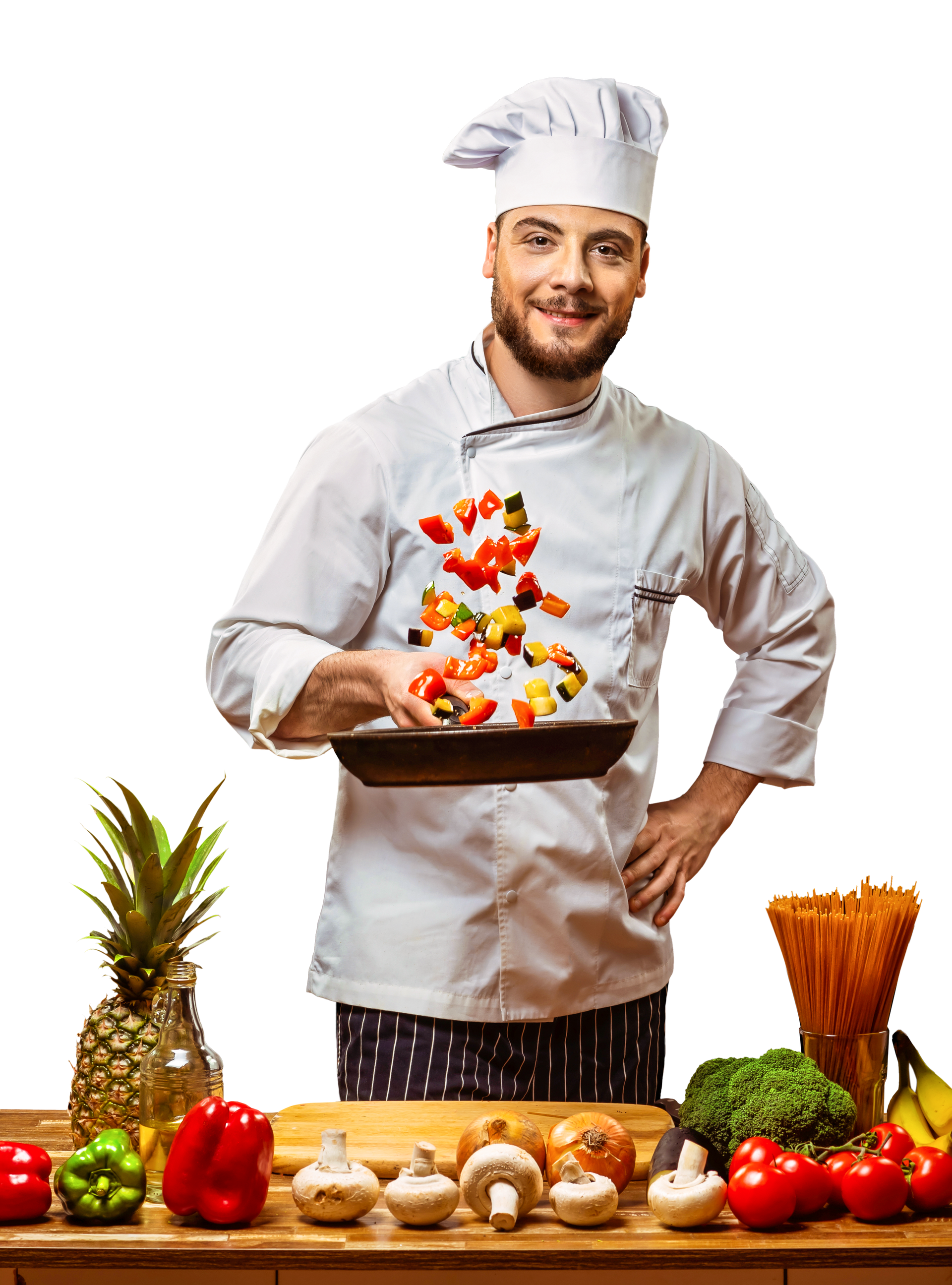Un chef fait sauter des légumes dans une poêle en souriant. Décor de cuisine avec des ingrédients comme de l'ananas et des poivrons.