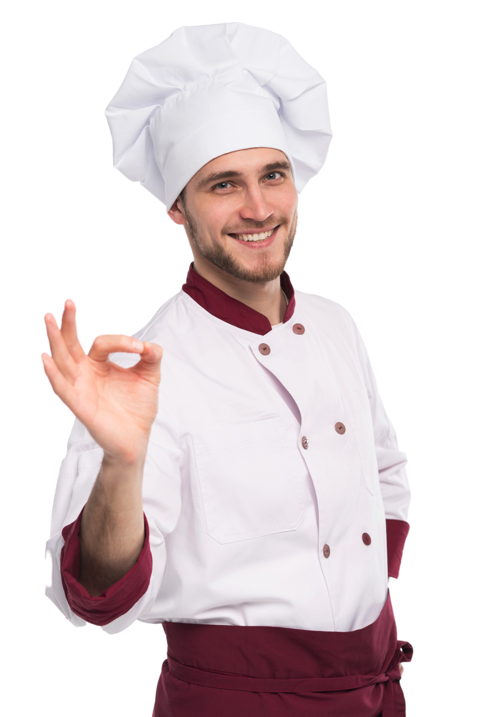 Un chef en uniforme blanc à bordures bordeaux fait un geste de la main signifiant « d'accord » et sourit.