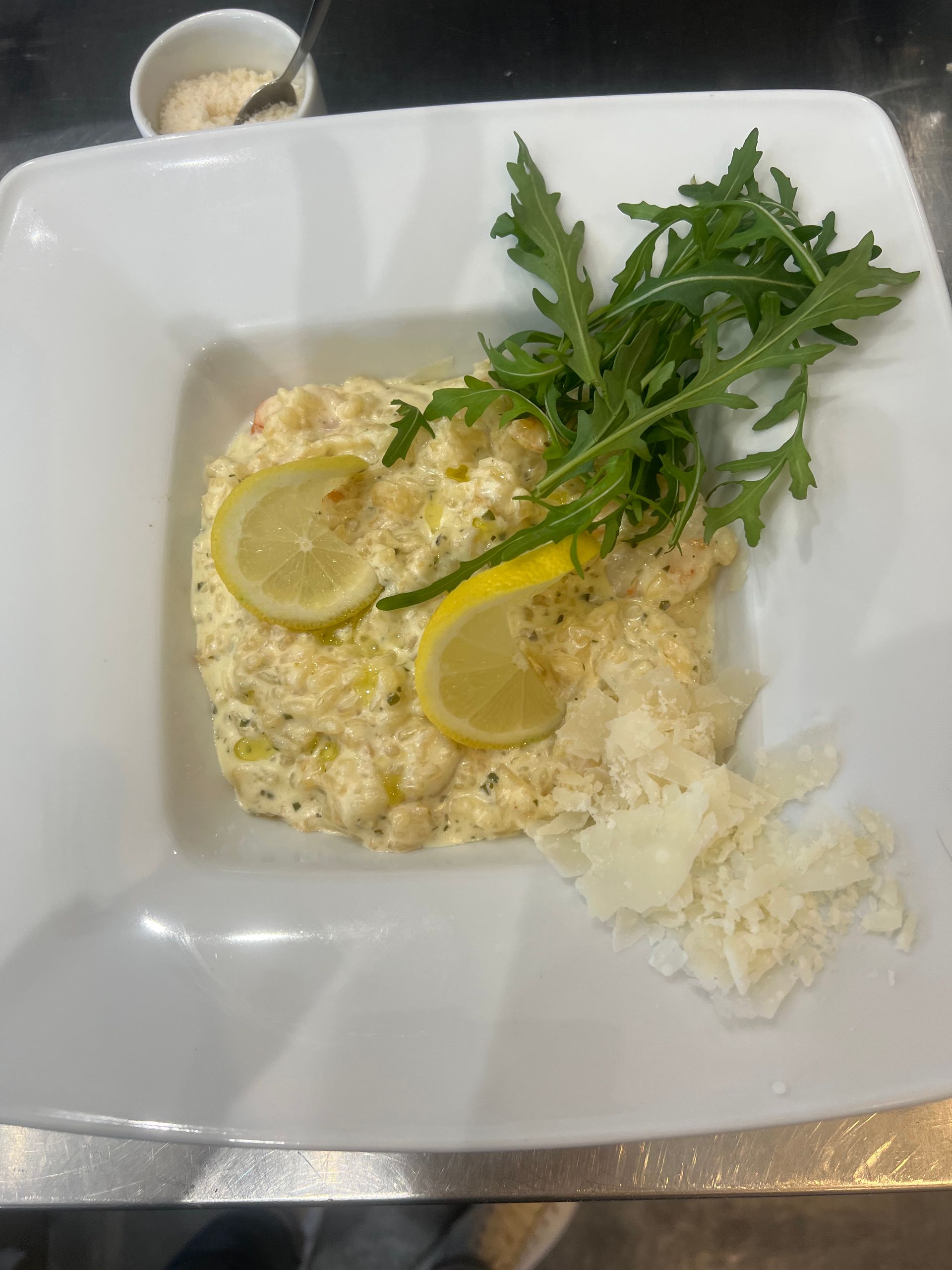 Risotto aux tranches de citron, roquette et fromage râpé.