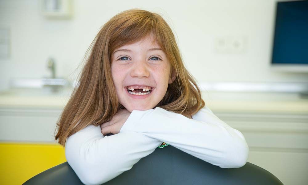 Mädchen mit Zahnlücken