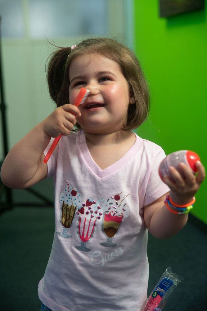 Kind spielt mit Zahnbürste