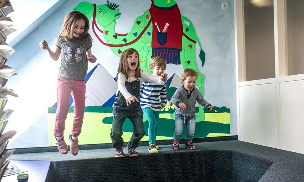 vier Kinder springen