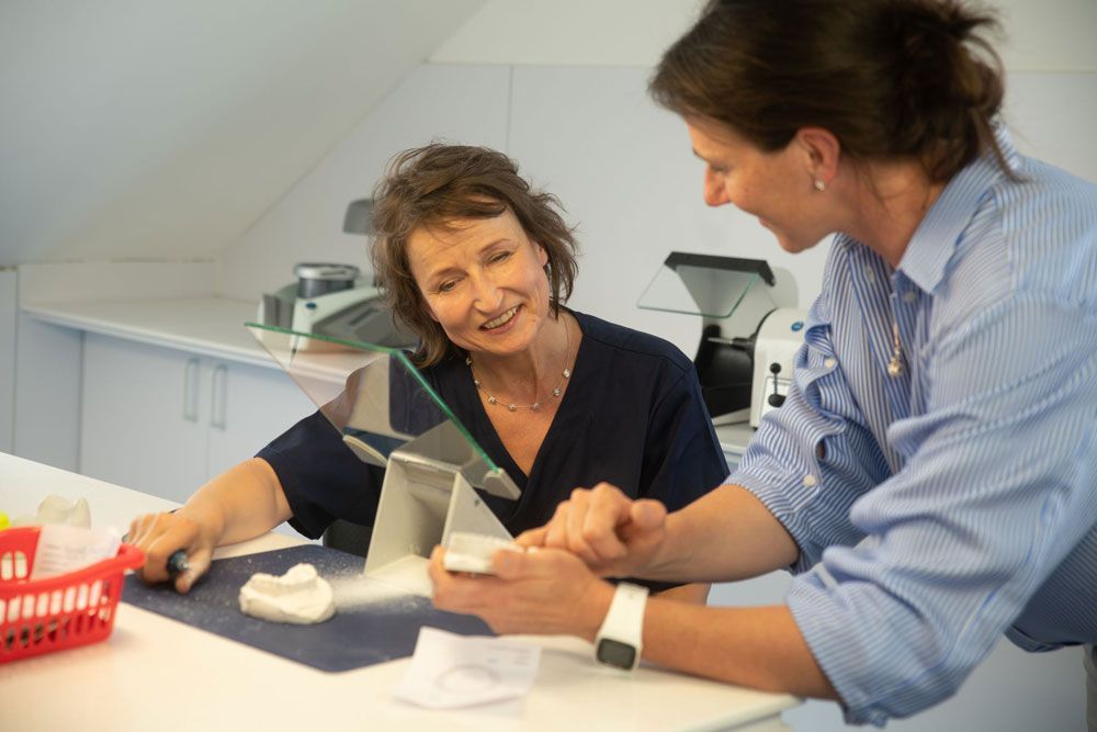 zwei Mitarbeiterinnen der Praxis die spangenbauer® – Kieferorthopäde