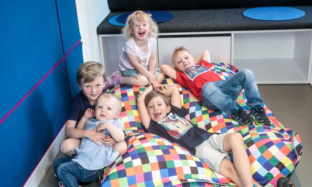 mehrere Kinder auf einem Sitzsack