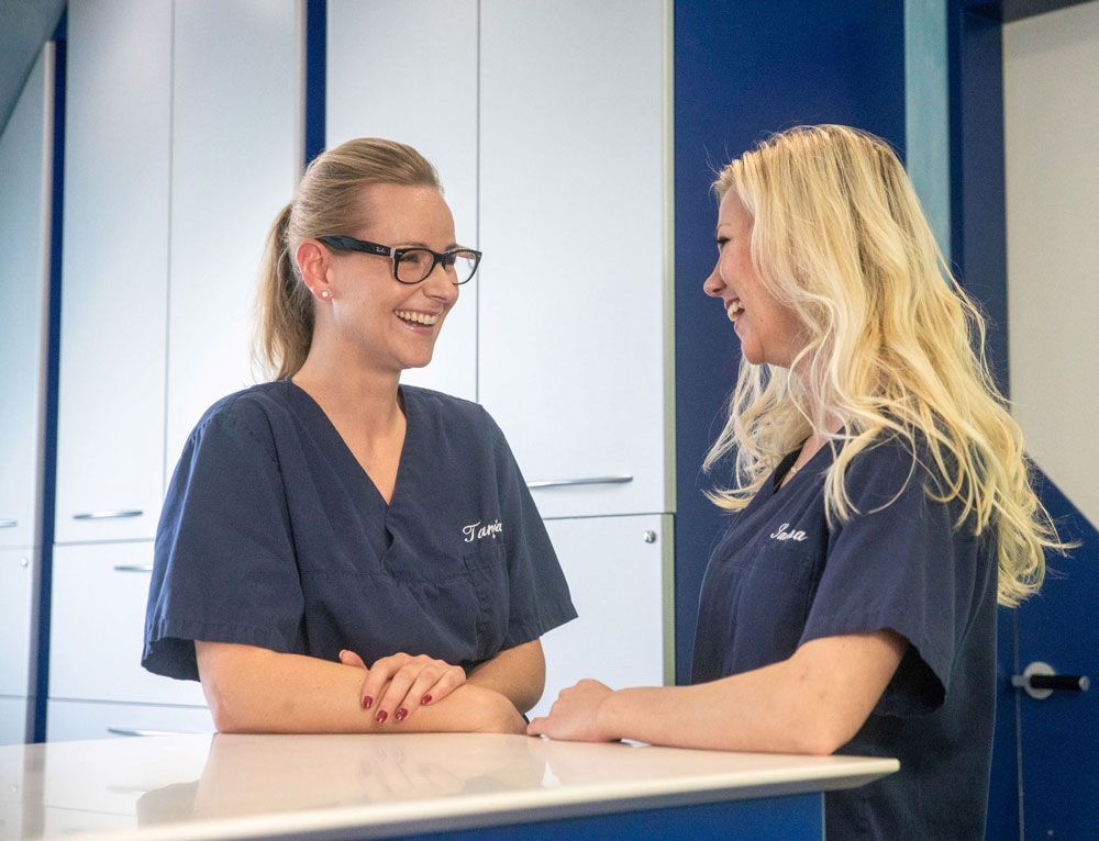 zwei Mitarbeiterinnen der Praxis die spangenbauer® – Kieferorthopäde