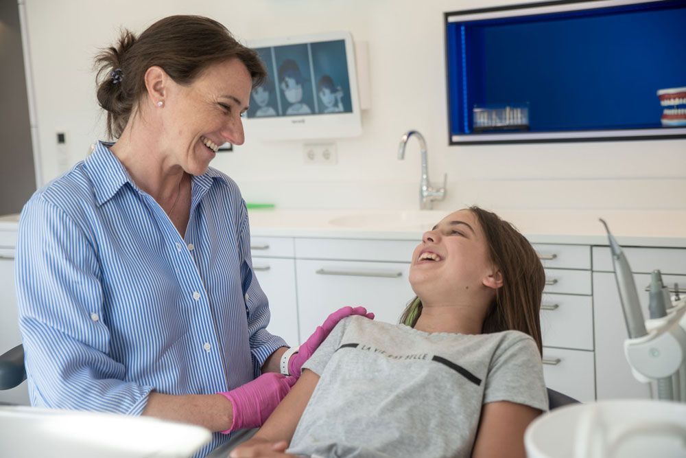 Kind wird in der Praxis die spangenbauer® – Kieferorthopäde behandelt