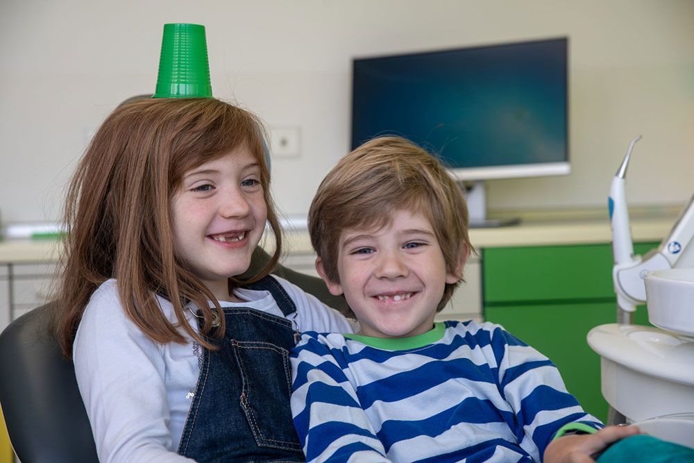 zwei lachende Kinder