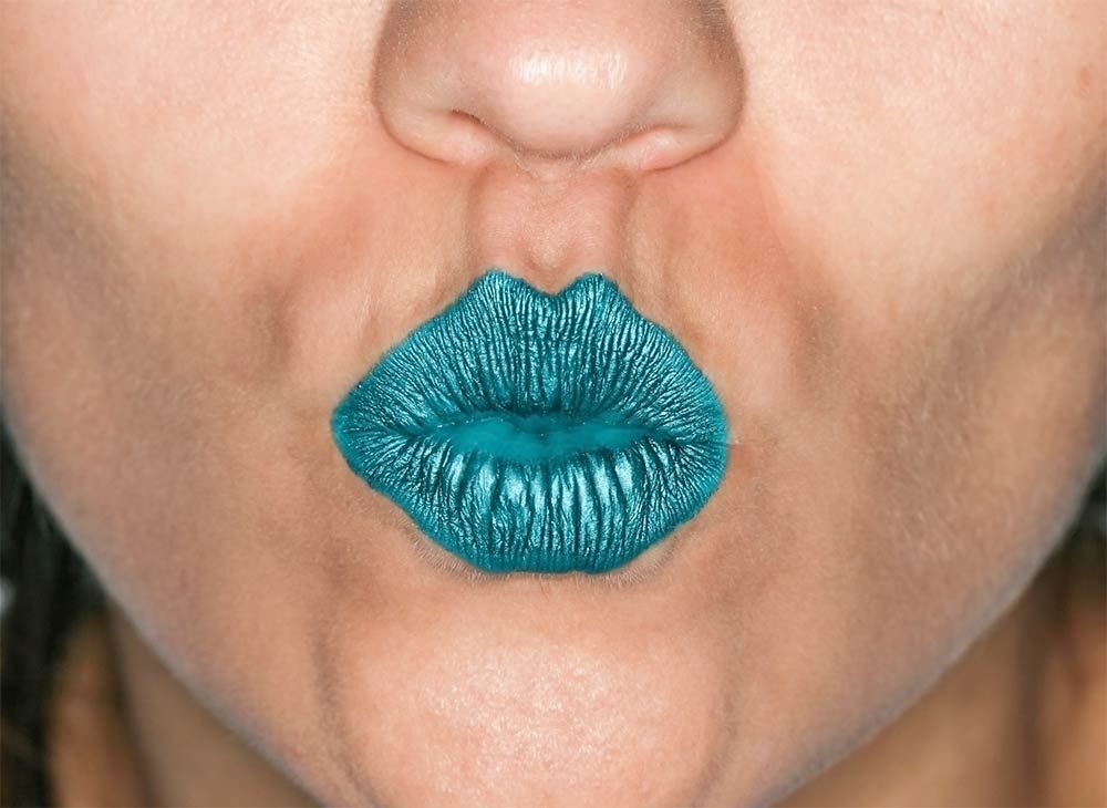 Türkisfarben geschminkter Kussmund