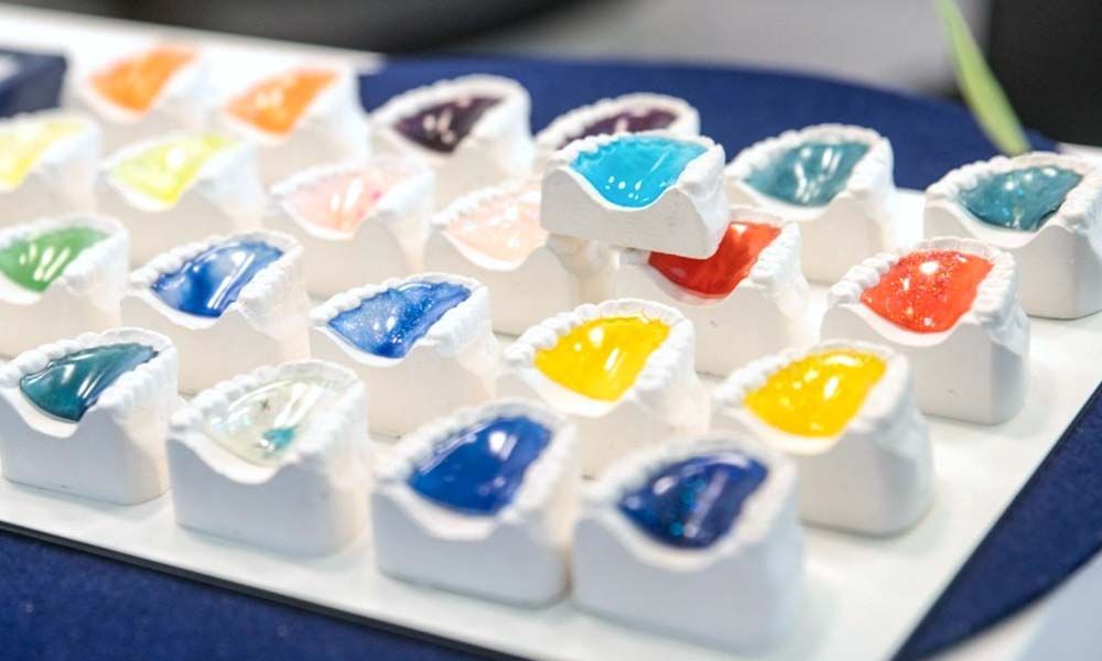 mehrere bunte Zahnspangen-Teile