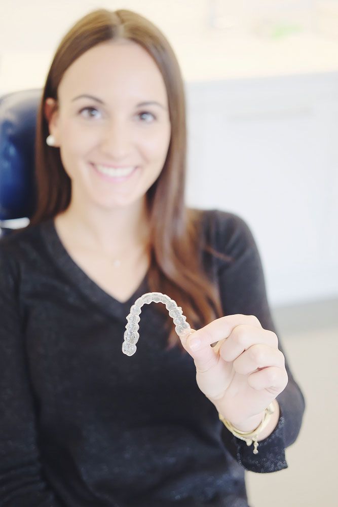 Frau hält Knirschschiene