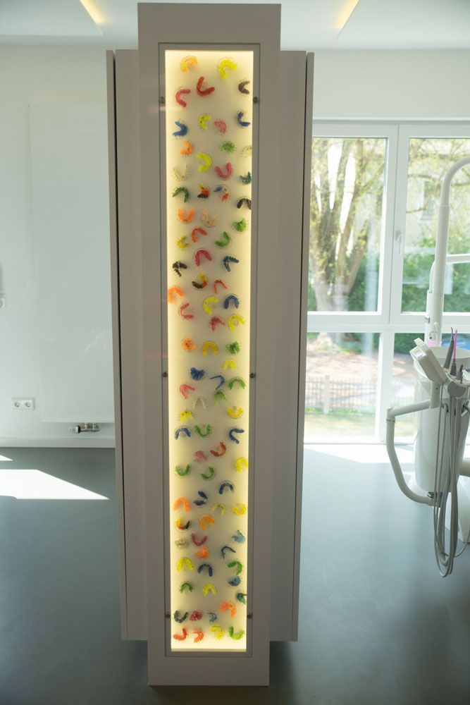 Vitrine mit bunten kieferorthopädischen Schienen