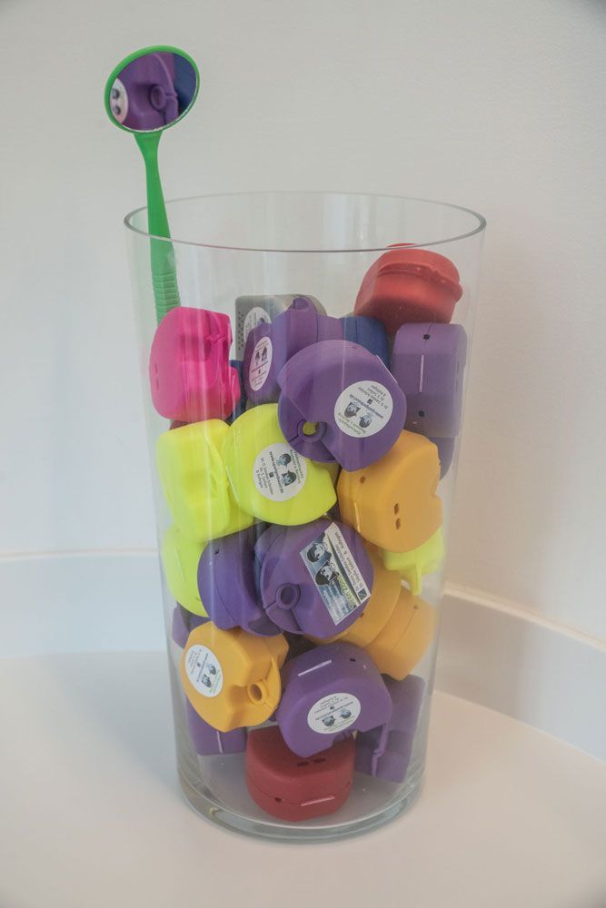 Zahnspangenboxen in einer Schale