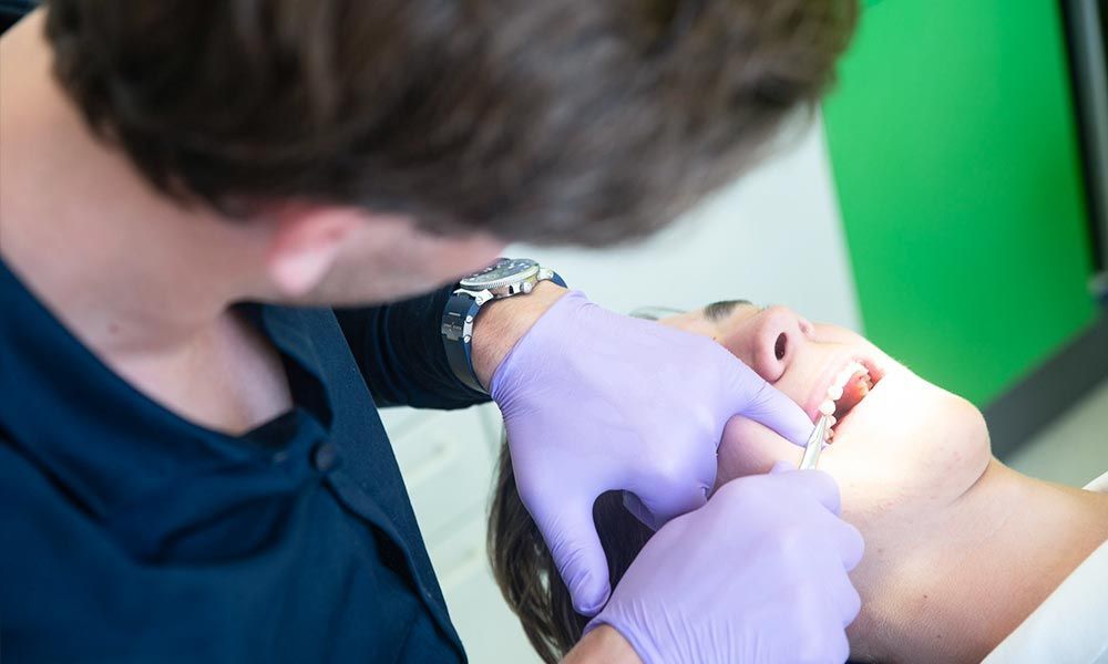 Untersuchung des Gebisses eines Patienten